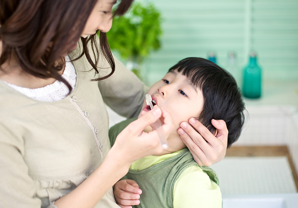 お子さまの歯磨きを手伝う
